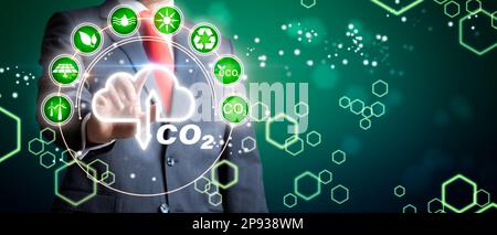 Uomo d'affari che detiene una nuvola CO2 nel concetto di ridurre le emissioni di gas serra per il cambiamento climatico. Energia rinnovabile da 2050 energia a carbonio neutro. Netto Foto Stock