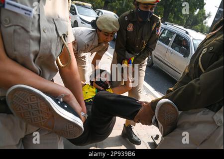 Nuova Delhi, Delhi, India. 10th Mar, 2023. I poliziotti detengono un attivista giovanile del Congresso della Gioventù Tibetana durante una protesta tenuta per celebrare l'anniversario della Giornata Nazionale di rivolta del 64th al di fuori dell'ambasciata cinese a Nuova Delhi. (Credit Image: © Kabir Jhangiani/ZUMA Press Wire) SOLO PER USO EDITORIALE! Non per USO commerciale! Foto Stock