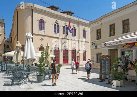 Turisti che visitano il centro storico di Šibenik / Sebenico in estate, Contea di Šibenik-Knin, Croazia Foto Stock