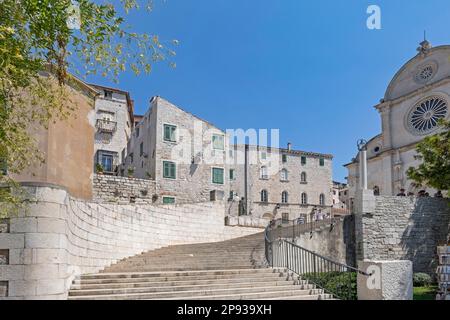 Scalinata che conduce alla Cattedrale rinascimentale di San James nel centro storico di Šibenik / Sebenico in estate, Šibenik-Knin County, Croazia Foto Stock