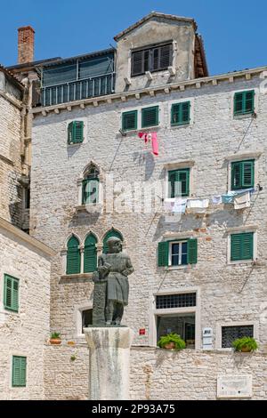 Statua di Giorgio da Sebenico / Juraj Dalmatinac, scultore e architetto veneziano nel centro storico di Šibenik, Šibenik-Knin, Croazia Foto Stock