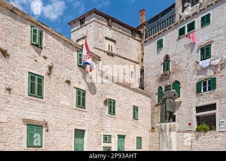 Statua di Giorgio da Sebenico / Juraj Dalmatinac, scultore e architetto veneziano nel centro storico di Šibenik, Šibenik-Knin, Croazia Foto Stock