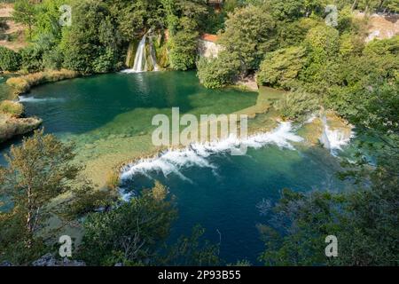Vista aerea sulle cascate in Skradinski buk al Parco Nazionale della Krka in estate vicino a Šibenik nella Dalmazia centrale, nella contea di Šibenik-Knin, Croazia Foto Stock