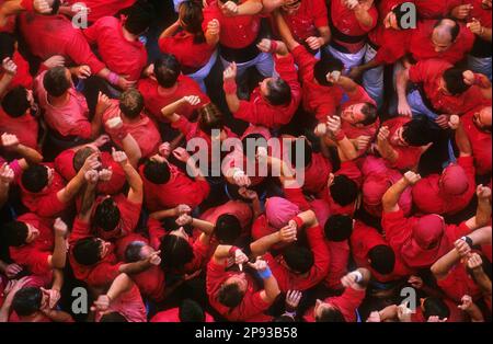 Celebrando un grande successo.colla Joves Xiquets de Valls.'Castellers' è una tradizione catalana.Placa del Blat.Valls. Provincia di Tarragona, Catalogna, Spagna Foto Stock