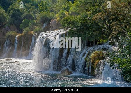 Cascata a Skradinski buk nel Parco Nazionale Krka vicino a Šibenik in estate, Dalmazia centrale, Šibenik-Knin County, Croazia Foto Stock