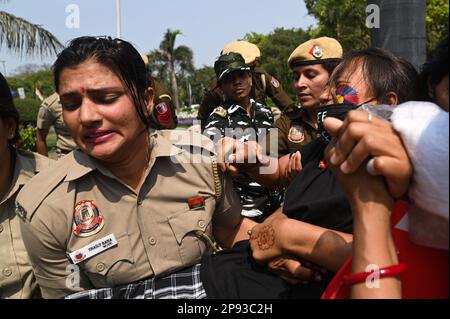 Nuova Delhi, Delhi, India. 10th Mar, 2023. I poliziotti detengono un attivista giovanile del Congresso della Gioventù Tibetana durante una protesta tenuta per celebrare l'anniversario della Giornata Nazionale di rivolta del 64th al di fuori dell'ambasciata cinese a Nuova Delhi. (Credit Image: © Kabir Jhangiani/ZUMA Press Wire) SOLO PER USO EDITORIALE! Non per USO commerciale! Foto Stock