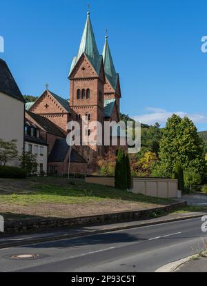 L'ex chiesa benedettina dell'abbazia e l'attuale chiesa parrocchiale cattolica di San Michael e St. Gertraud nel comune di Neustadt am Main, Main-Spessart County, bassa Franconia, Baviera, Germania. Foto Stock