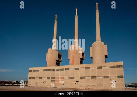 I camini dell'ex centrale termale di Sant Adria del Besos, nota come Tres Xemeneies o Tres Chimeneas, sono chiusi dal 2011. Foto Stock