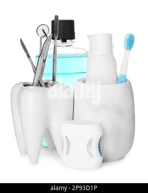 Molti diversi prodotti per la cura dei denti e strumenti dentali su sfondo bianco Foto Stock