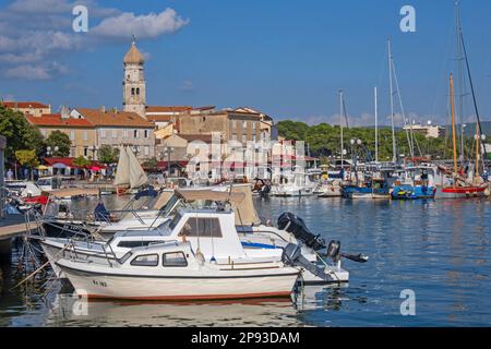 Barche nel porto / porto della storica città vecchia di Krk, Golfo del Quarnero, Primorje-Gorski Kotar County, Croazia Foto Stock