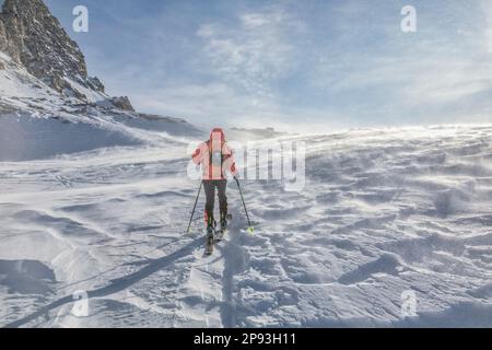 Italia, Veneto, provincia di Belluno, Livinallongo del col di Lana, scialpinista avvolto in un fiammato di neve vicino alla cima della montagna Foto Stock