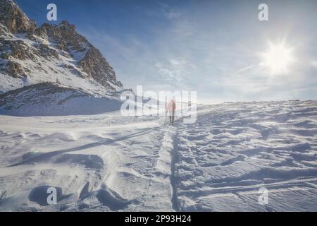 Italia, Veneto, provincia di Belluno, Livinallongo del col di Lana, scialpinista avvolto in un fiammato di neve vicino alla cima della montagna Foto Stock