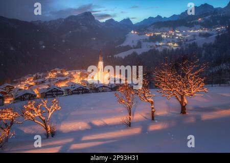 Italia, Veneto, Belluno, il paese di Selva di Cadore in inverno con la chiesa parrocchiale di San Lorenzo, Dolomiti Foto Stock