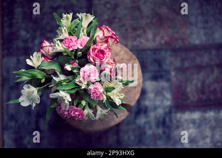 Bouquet fresco di fiori su un piccolo tavolo di legno Foto Stock