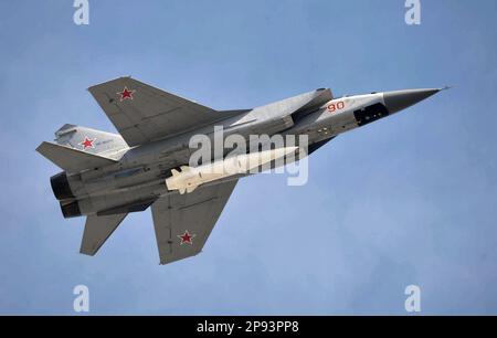 MISSILE RUSSO IPERSONICO KH-47M2 Kinzhal dipinto di bianco montato su un intercettore Mikoyan MIG 31K alla parata del 2018 maggio Mosca del giorno della Vittoria Foto Stock