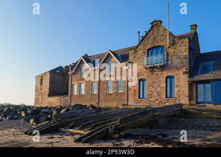 Inghilterra, Northumberland, Berwick upon Tweed. L'Old Lifeboat House vicino al molo e la bocca del tweed. Foto Stock