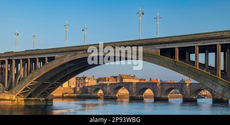 Inghilterra, Northumberland, Berwick upon Tweed. Berwick Old Bridge e Royal Tweed Bridge che attraversano il fiume Tweed. Foto Stock