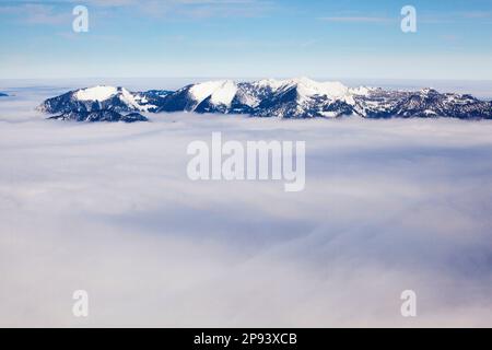 Strato di inversione tra aria calda e fredda, inverno nelle montagne estere Foto Stock