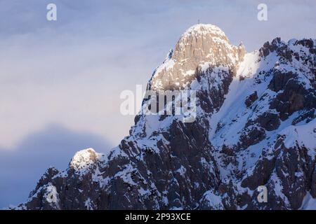 Strato di inversione tra aria calda e fredda, inverno sui monti Karwendel Foto Stock