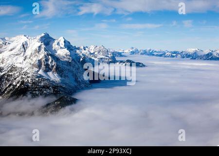 Strato di inversione tra aria calda e fredda, inverno sui monti Karwendel Foto Stock