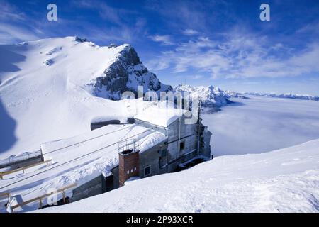 Strato di inversione tra aria calda e fredda, inverno sui monti Karwendel Foto Stock