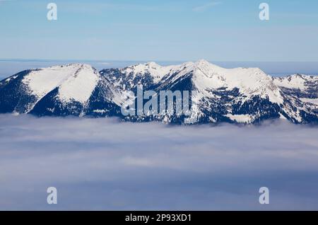 Strato di inversione tra aria calda e fredda, inverno sui monti Karwendel Foto Stock