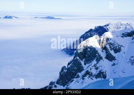 Strato di inversione tra aria calda e fredda, inverno sui monti Karwendel Foto Stock