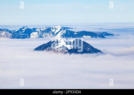 Strato di inversione tra aria calda e fredda, inverno sui monti Karwendel Foto Stock