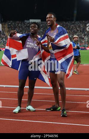 Jeremiah AZU & Zharnel HUGHES con la bandiera GB dopo la finale 100m al Campionato europeo di Atletica 2022 Foto Stock