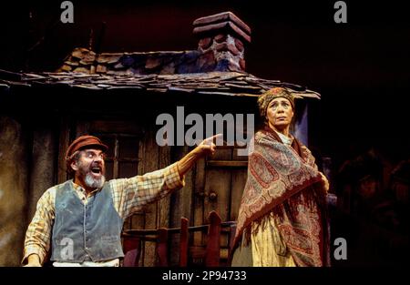 Topol (Tevye), Sara Kestelman (Golde) in FIDDLER ON THE ROOF al London Palladium, Londra W1 28/06/1994 musica: Jerry Bock testi: Sheldon Harrick libro: Joseph Stein design: Boris Aronson coreografia & regia: Sammy Dallas Bayes dopo Jerome Robbins Foto Stock