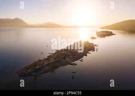 Veduta aerea delle Isole Borromee durante l'alba invernale. Stresa, Lago maggiore, Verbano Cusio Ossola, Piemonte, Italia. Foto Stock