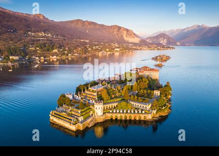 Veduta aerea delle Isole Borromee durante l'alba invernale. Stresa, Lago maggiore, Verbano Cusio Ossola, Piemonte, Italia. Foto Stock