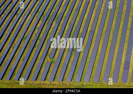 Dortmund, Renania settentrionale-Vestfalia, Germania - Parco solare Deusenberg. L'impianto montato a terra si trova in un ex sito di discarica a Dortmund Deusen Foto Stock