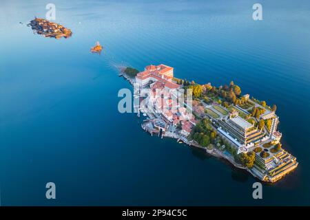 Veduta aerea delle Isole Borromee durante l'alba invernale. Stresa, Lago maggiore, Verbano Cusio Ossola, Piemonte, Italia. Foto Stock