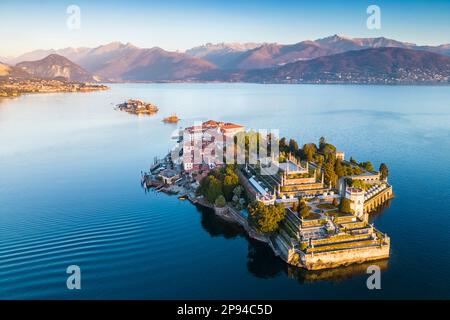 Veduta aerea delle Isole Borromee durante l'alba invernale. Stresa, Lago maggiore, Verbano Cusio Ossola, Piemonte, Italia. Foto Stock