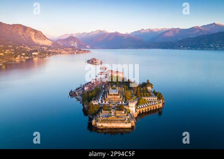 Veduta aerea delle Isole Borromee durante l'alba invernale. Stresa, Lago maggiore, Verbano Cusio Ossola, Piemonte, Italia. Foto Stock