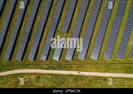 Dortmund, Renania settentrionale-Vestfalia, Germania - Parco solare Deusenberg. L'impianto montato a terra si trova in un ex sito di discarica a Dortmund Deusen Foto Stock