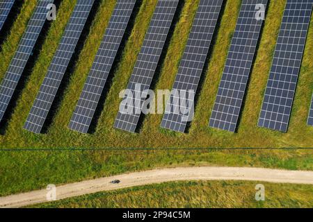 Dortmund, Renania settentrionale-Vestfalia, Germania - Parco solare Deusenberg. L'impianto montato a terra si trova in un ex sito di discarica a Dortmund Deusen Foto Stock