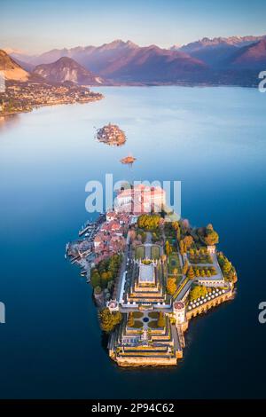 Veduta aerea delle Isole Borromee durante l'alba invernale. Stresa, Lago maggiore, Verbano Cusio Ossola, Piemonte, Italia. Foto Stock