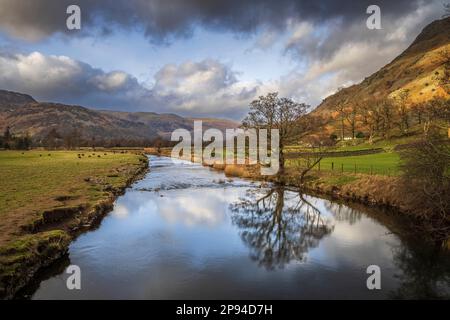 Goldrill Beck a Patterdale che scorre in Ullswater nel Lake District, Cumbria, Inghilterra Foto Stock