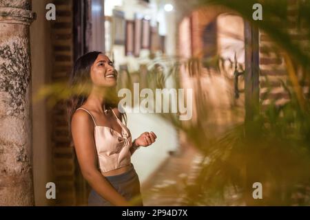 Nord America, Caraibi, grandi Antille, Isola di Hispaniola, Repubblica Dominicana, Santo Domingo, giovane donna nel cortile dell'hotel El Beaterio Casa Museo nel centro storico di Santo Domingo Foto Stock