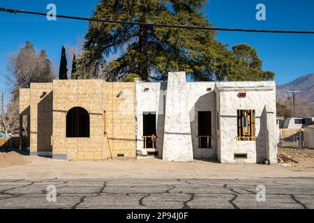 Lone Pine, CA, USA - 9th Febbraio 2023 - Una casa in fase di ristrutturazione su un Foto Stock