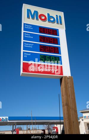 Lone Pine, CA, USA - 9th febbraio 2023 - segnale della stazione di servizio Mobil in alto Foto Stock