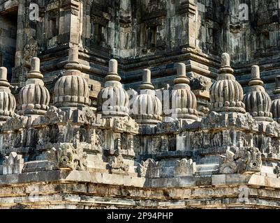 Le sculture in pietra forniscono dettagli che suonano alla base della torre principale presso il tempio Candi Prambanan a Yogyakarta, Indonesia. Foto Stock