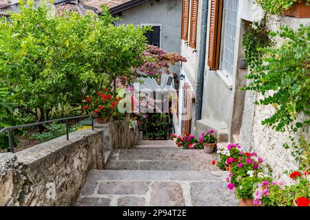 Scale per la Chiesa di San Rocco, Limone sul Garda, Lago di Garda, Provincia di Brescia, Lombardia, Italia, Europa Foto Stock