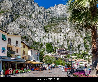 Passeggiata e centro a Limone sul Garda, alle spalle del monte cima di Mughera, 1161m, Lago di Garda, Provincia di Brescia, Lombardia, Italia, Europa Foto Stock