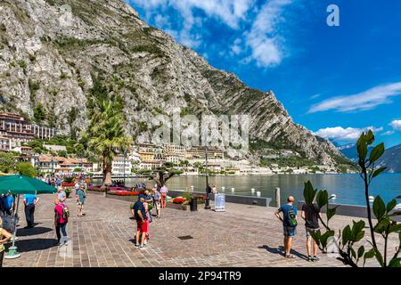 Passeggiata e centro a Limone sul Garda, alle spalle del monte cima di Mughera, 1161m, Lago di Garda, Provincia di Brescia, Lombardia, Italia, Europa Foto Stock