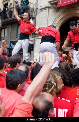 Celebrando un grande successo.colla Joves Xiquets de Valls.'Castellers' è una tradizione catalana.Fira de Santa Úrsula.Valls. Provincia di Tarragona, Spagna Foto Stock