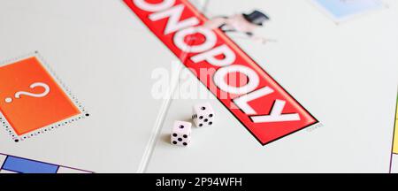 Stavropol, Russia - 29 ottobre 2022: Primo piano del gioco del monopolio. Dadi. Gameboard monopolistico con bollette di denaro Foto Stock