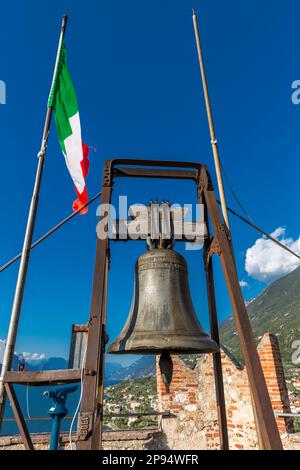 Campana e bandiera sul Castello Scaliger con vista su Malcesine e Lago di Garda, Malcesine, Lago di Garda, Italia, Europa Foto Stock